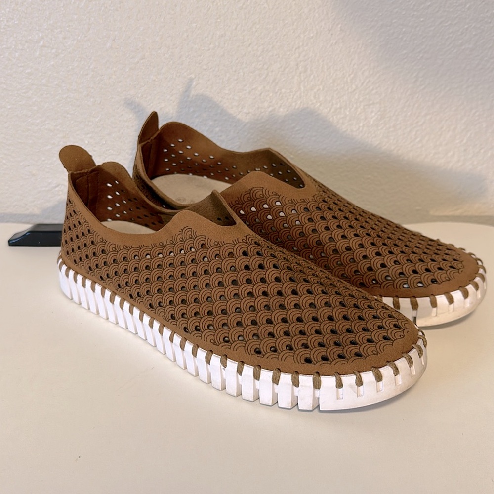 Ilse Jacobsen Tulip 139 perforated slip on sneaker sz 40, US size 10 Wm preowned